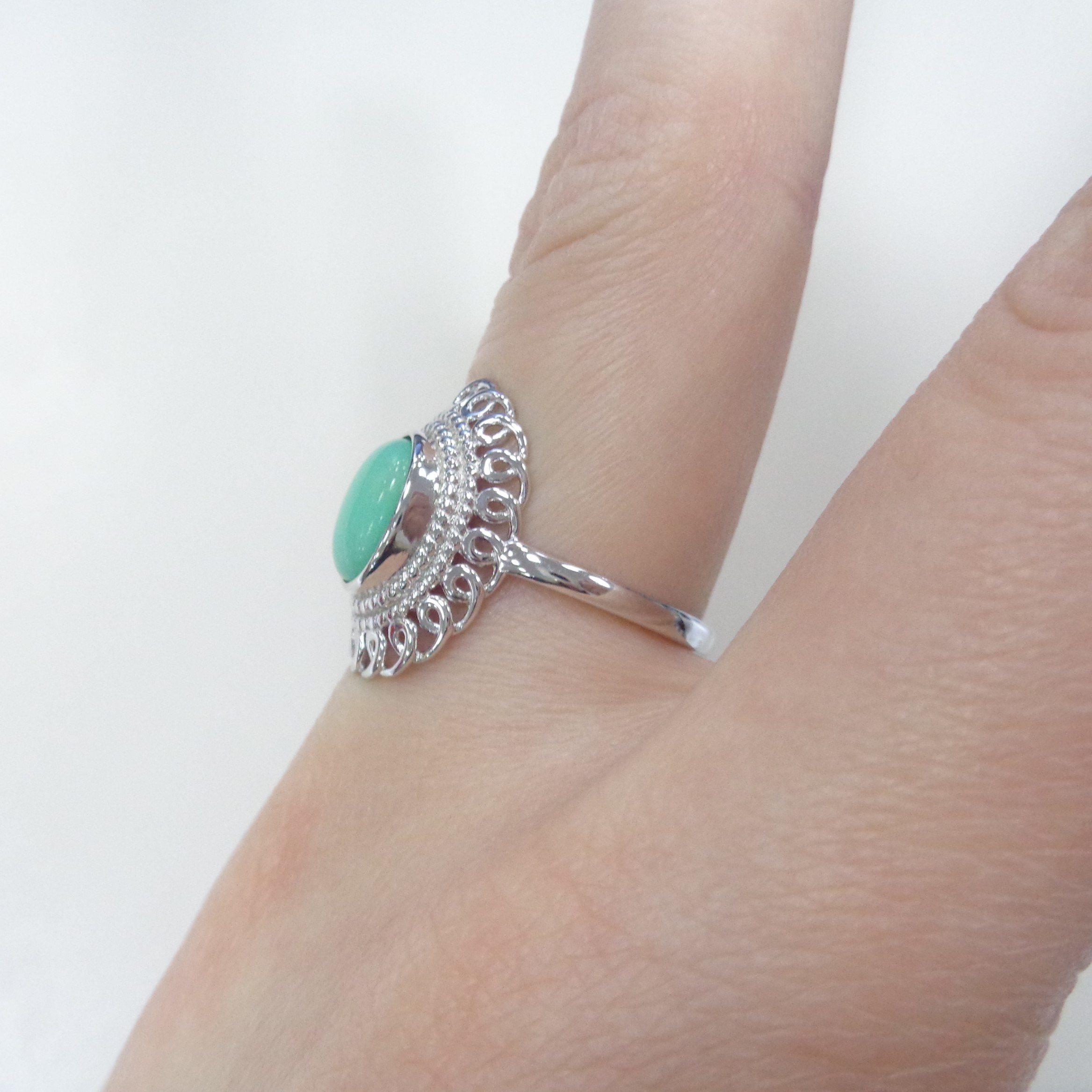 Серебряное кольцо с зеленым халцедоном